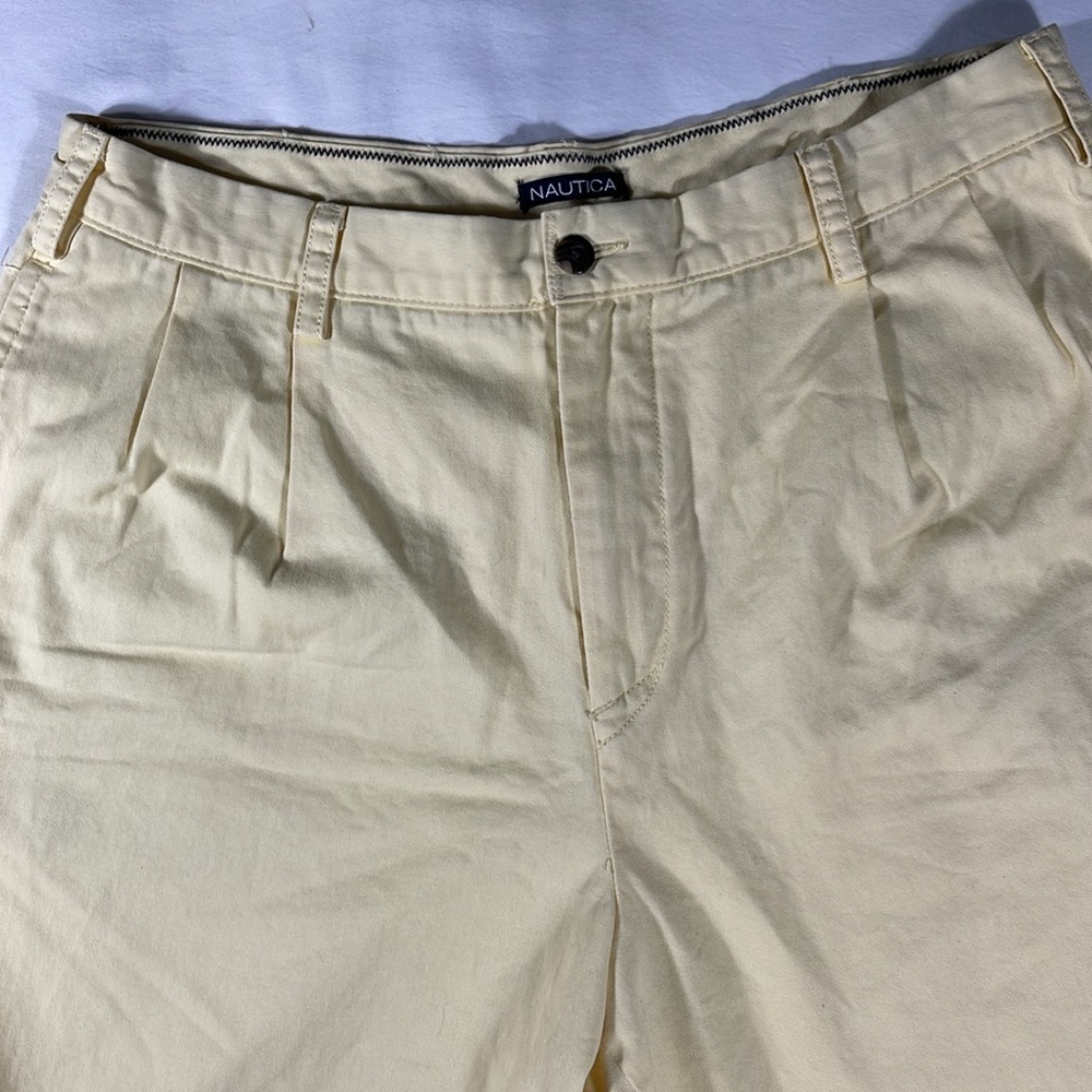 Nautica mens canary yellow basic double pleated 8" inseam chino shorts - size 38